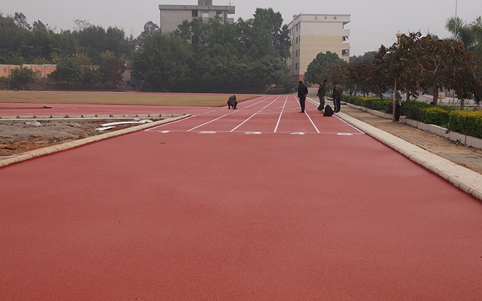 武鳴縣雙橋鎮(zhèn)中心小學(xué)-200米塑膠跑道、天然草足球場(chǎng)